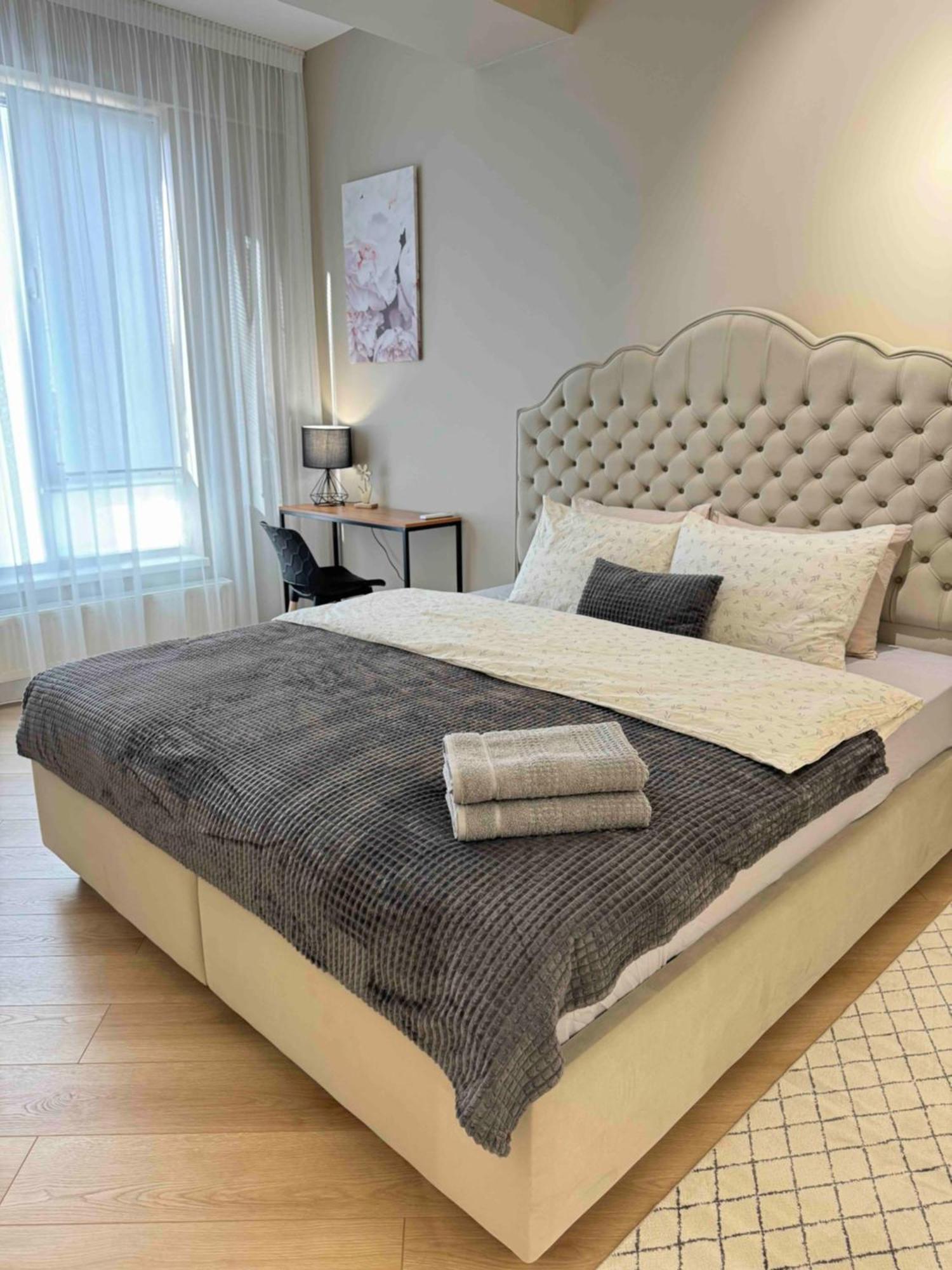 Rentnow Modern Business Apartment With 3 Bedrooms In Centre Chisinau Eksteriør bilde