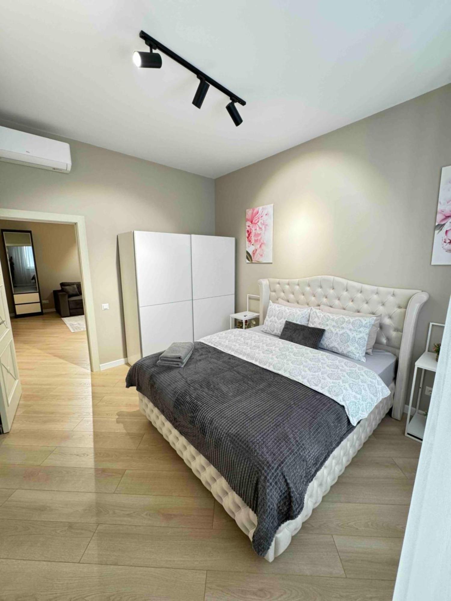 Rentnow Modern Business Apartment With 3 Bedrooms In Centre Chisinau Eksteriør bilde